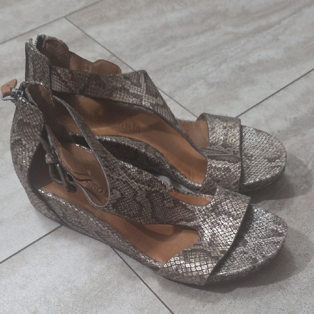Kenneth Cole Snakeskin Pattern Wedges - Picture 3 of 8